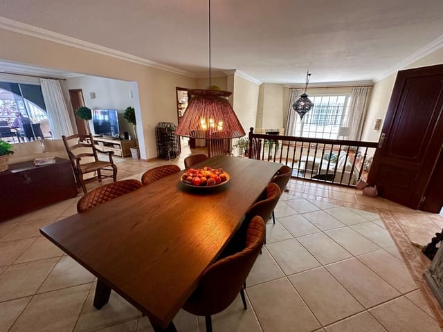 4 makuuhuone Huvila myytävänä paikassa Caleta de Fuste, Antigua mukana uima-altaan 
autotalli - 950 000 € (Ref: 9573975)