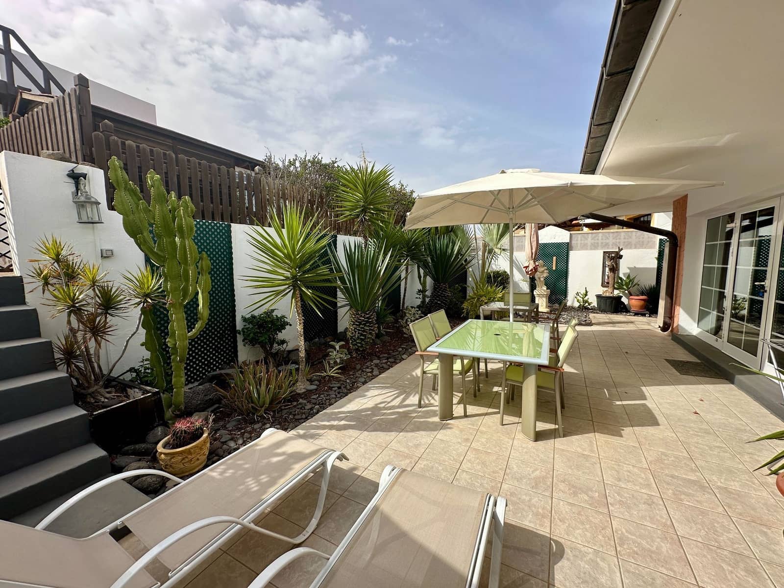 4 makuuhuone Huvila myytävänä paikassa Caleta de Fuste mukana uima-altaan 
autotalli - 950 000 € (Ref: 9573975)