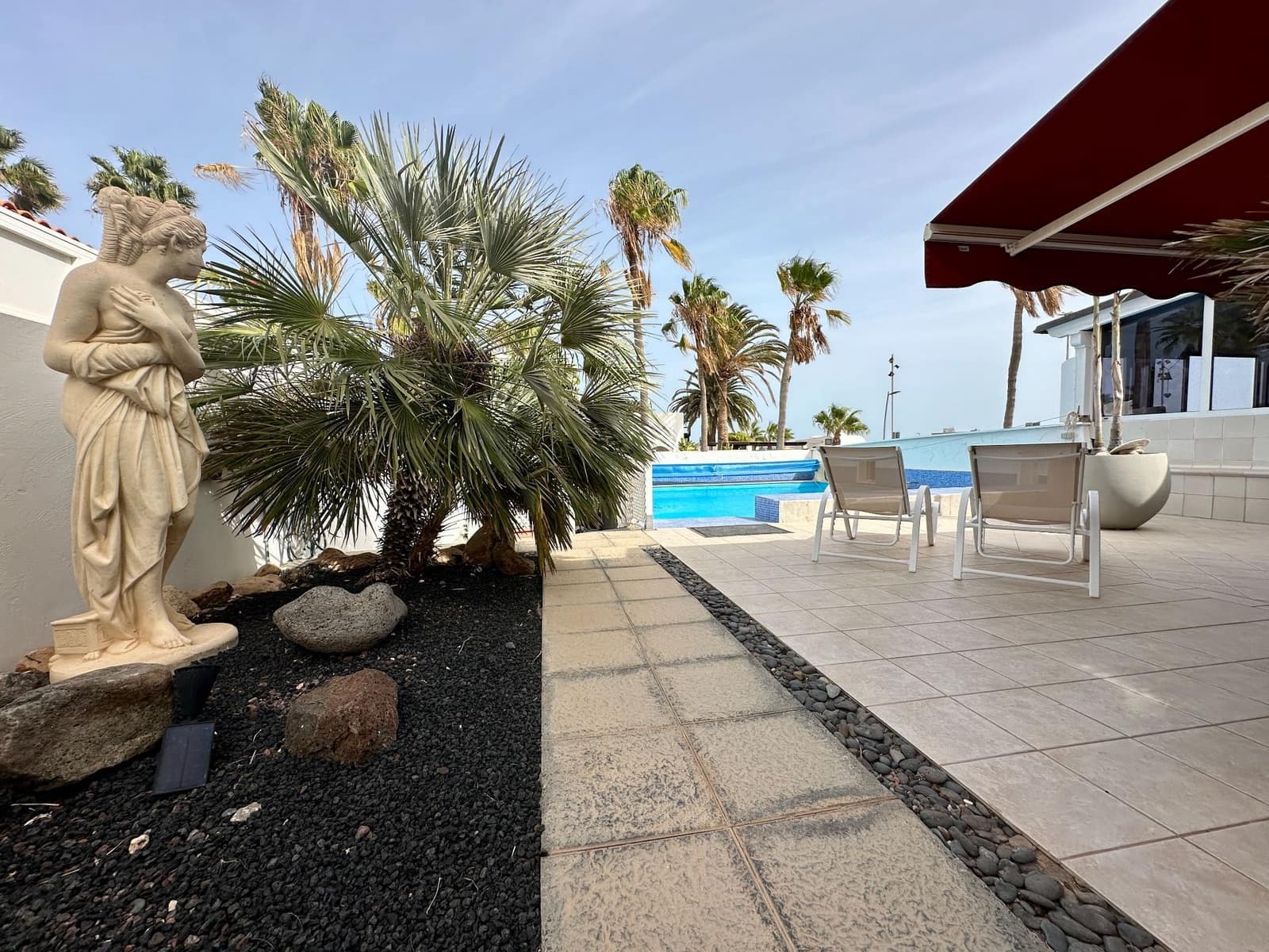 4 makuuhuone Huvila myytävänä paikassa Caleta de Fuste mukana uima-altaan 
autotalli - 950 000 € (Ref: 9573975)