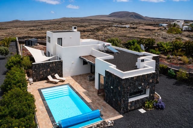 3 soveværelse Villa til salg i Lajares, La Oliva med swimmingpool garage - € 1.600.000 (Ref: 9643783)