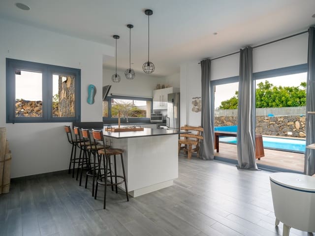 3 soveværelse Villa til salg i Lajares, La Oliva med swimmingpool garage - € 1.600.000 (Ref: 9643783)