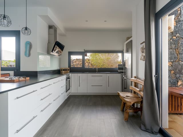 3 soveværelse Villa til salg i Lajares, La Oliva med swimmingpool garage - € 1.600.000 (Ref: 9643783)