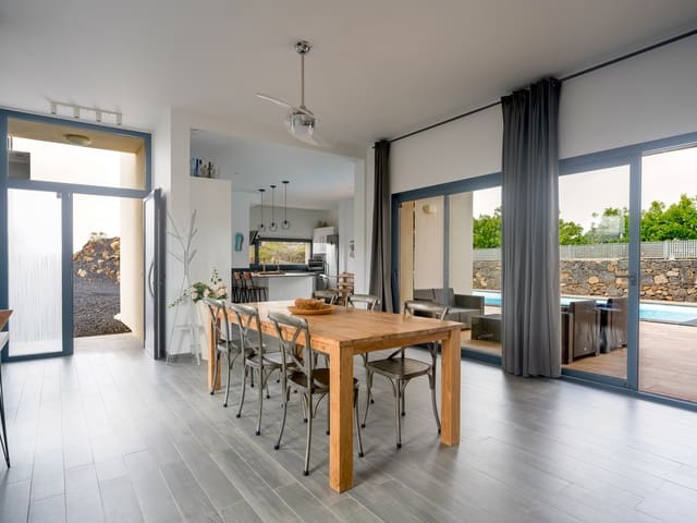 3 soveværelse Villa til salg i Lajares, La Oliva med swimmingpool garage - € 1.600.000 (Ref: 9643783)