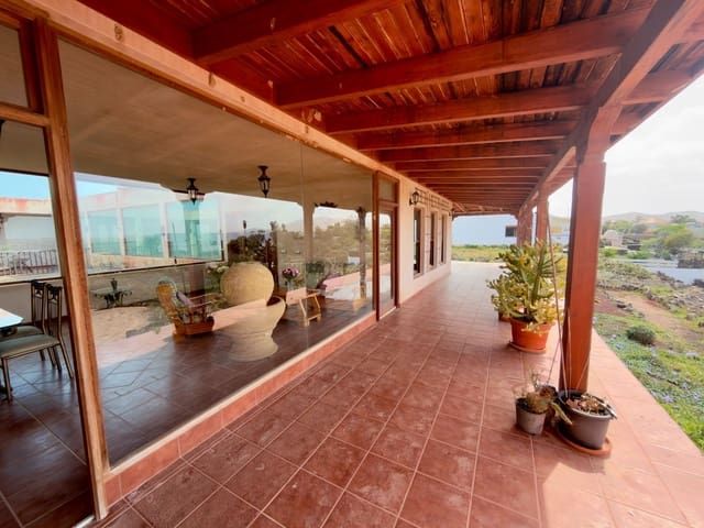 8 soveværelse Villa til salg i El Cotillo, La Oliva med garage - € 800.000 (Ref: 9658359)