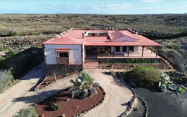 8 makuuhuone Huvila myytävänä paikassa El Cotillo, La Oliva mukana 
autotalli - 800 000 € (Ref: 9658359)