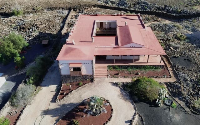 8 makuuhuone Huvila myytävänä paikassa El Cotillo, La Oliva mukana 
autotalli - 800 000 € (Ref: 9658359)