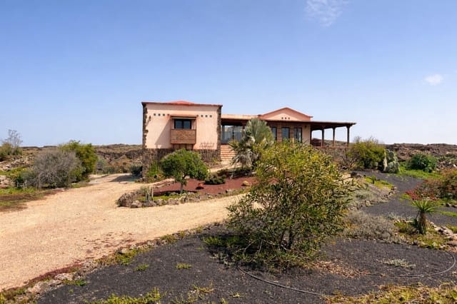 8 quarto Moradia para venda em El Roque, La Oliva com garagem - 800 000 € (Ref: 9658359)