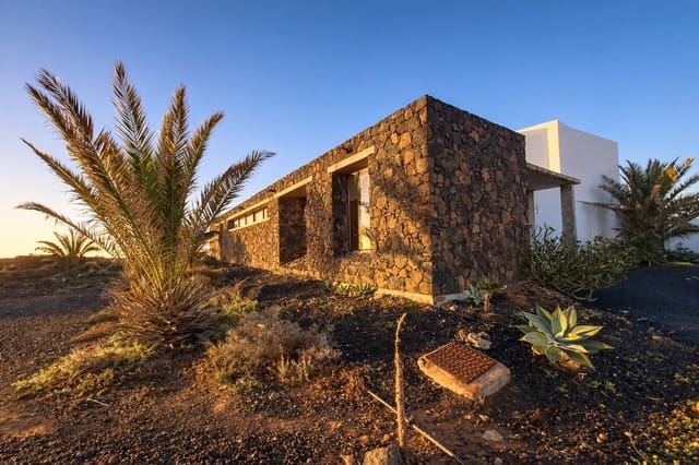 5 bedroom Villa for sale in Puerto del Rosario with pool garage - € 710,000 (Ref: 9737993)