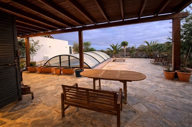 5 bedroom Villa for sale in Puerto del Rosario with pool garage - € 710,000 (Ref: 9737993)