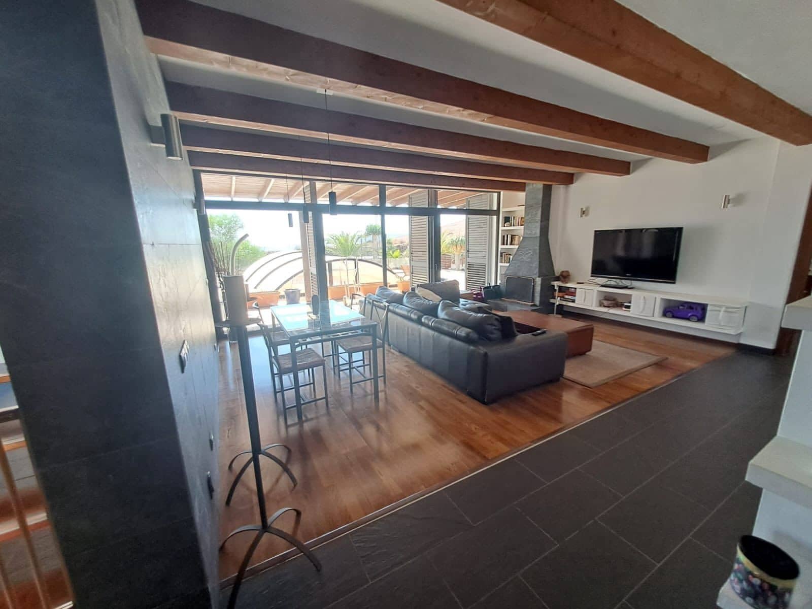5 bedroom Villa for sale in Puerto del Rosario with pool garage - € 710,000 (Ref: 9737993)