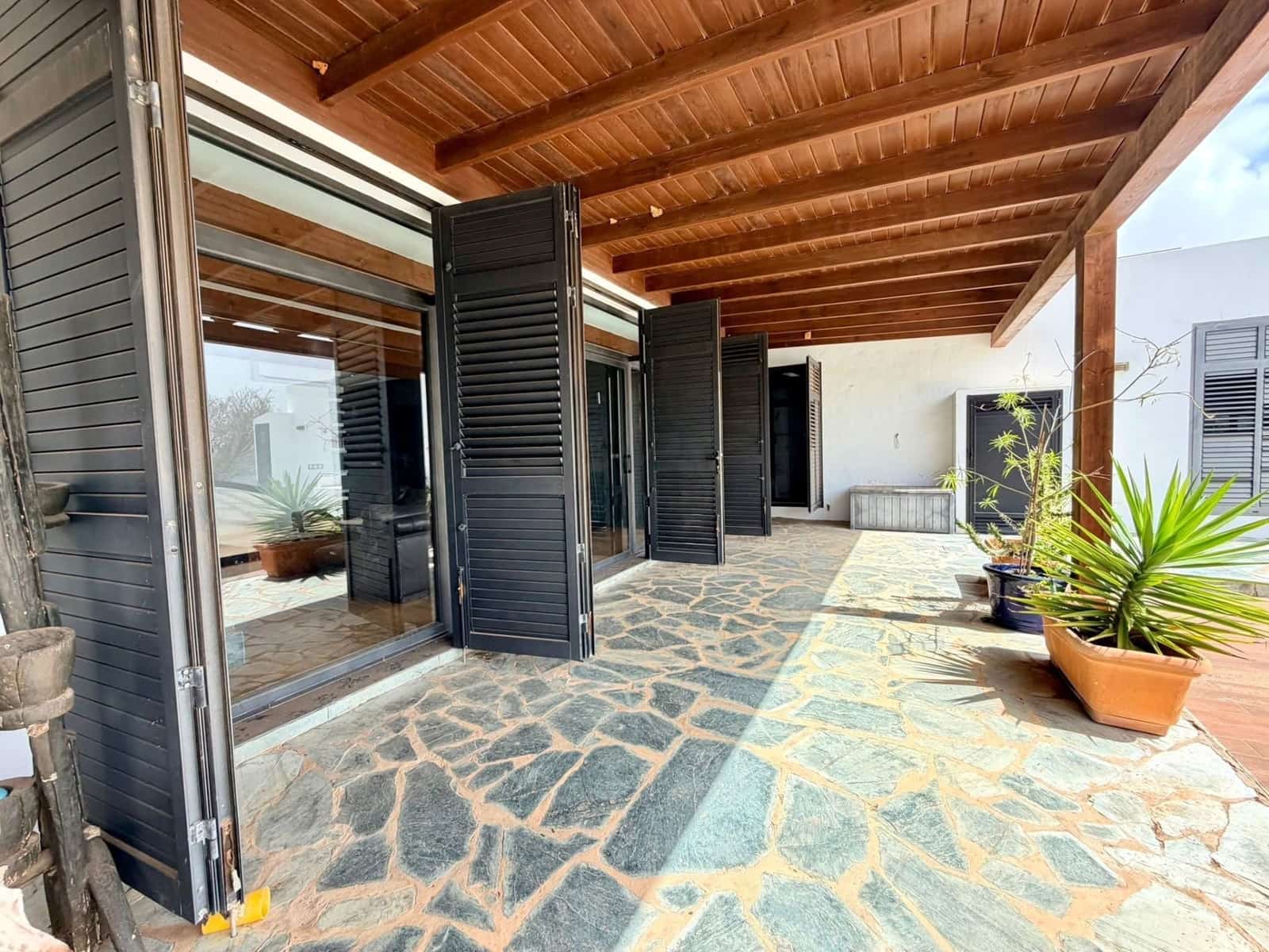 5 bedroom Villa for sale in Puerto del Rosario with pool garage - € 710,000 (Ref: 9737993)