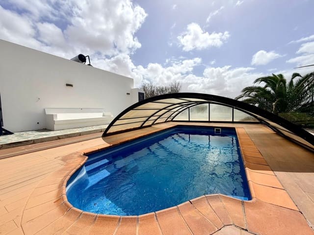 5 bedroom Villa for sale in Puerto del Rosario with pool garage - € 710,000 (Ref: 9737993)
