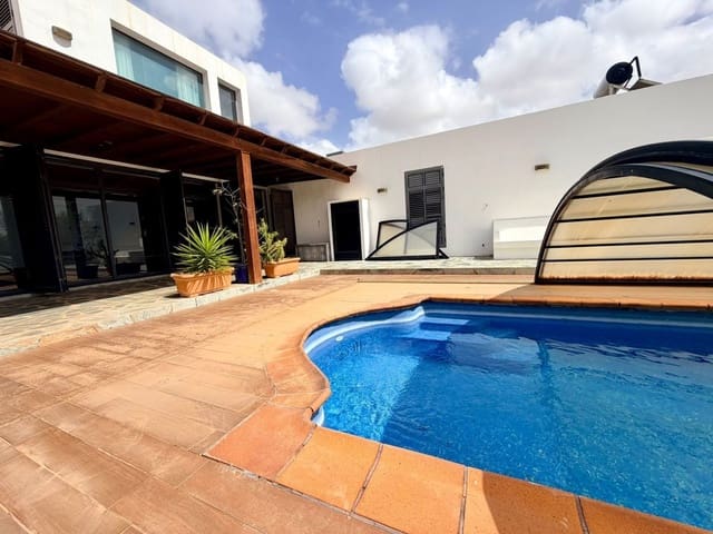 5 bedroom Villa for sale in Puerto del Rosario with pool garage - € 710,000 (Ref: 9737993)