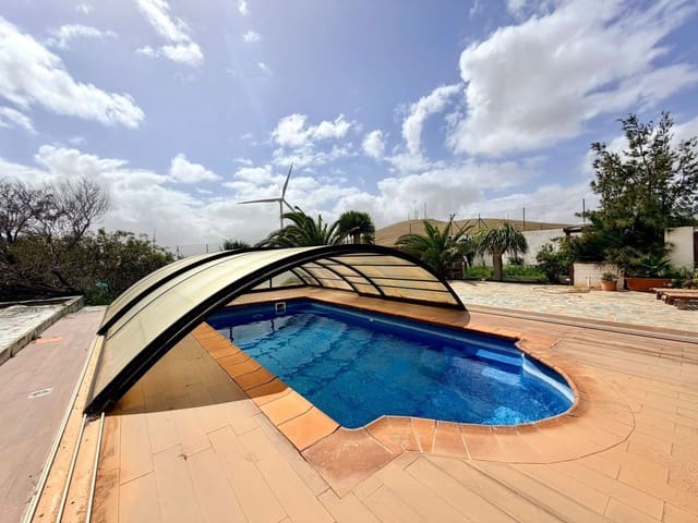 5 bedroom Villa for sale in Puerto del Rosario with pool garage - € 710,000 (Ref: 9737993)
