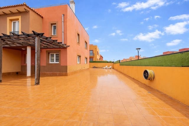 3 soveværelse Byhus til salg i Corralejo, La Oliva med swimmingpool garage - € 398.000 (Ref: 9747569)