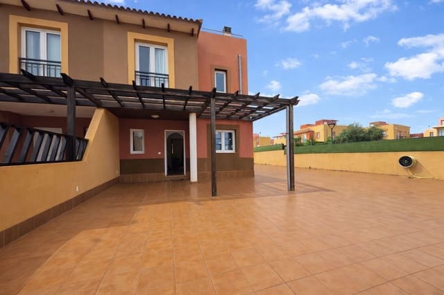 3 soveværelse Byhus til salg i Corralejo, La Oliva med swimmingpool garage - € 398.000 (Ref: 9747569)