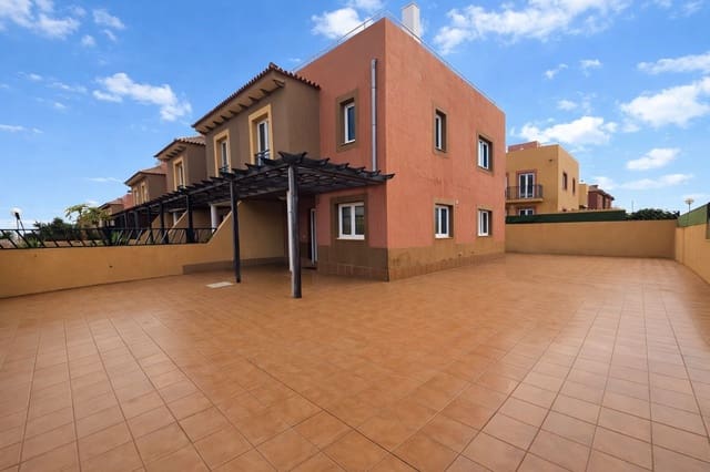 3 soveværelse Byhus til salg i Corralejo, La Oliva med swimmingpool garage - € 398.000 (Ref: 9747569)