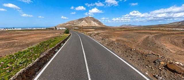 Ubebygd land til salgs i Tindaya, La Oliva - € 1 200 000 (Ref: 9798678)