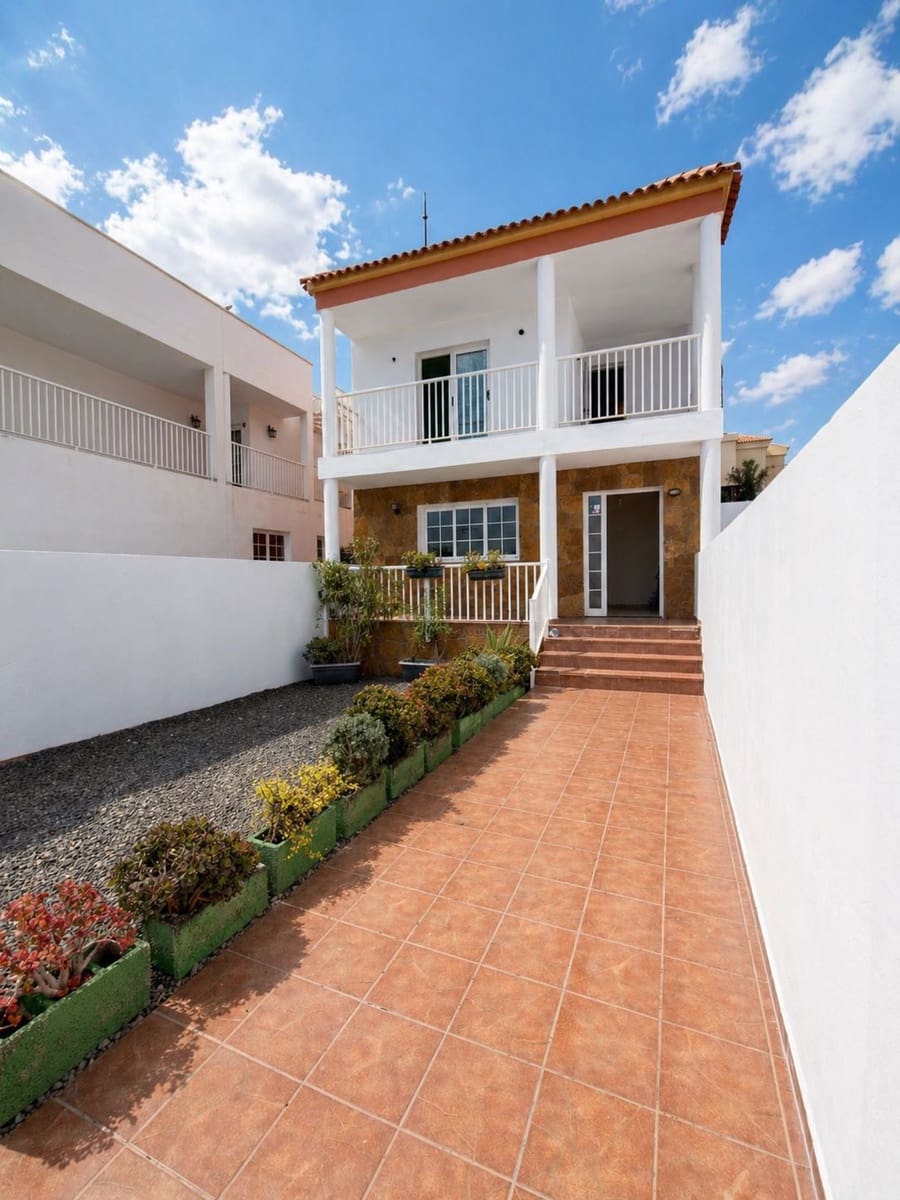 4 soveværelse Byhus til salg i Puerto del Rosario med garage - € 350.000 (Ref: 9807663)