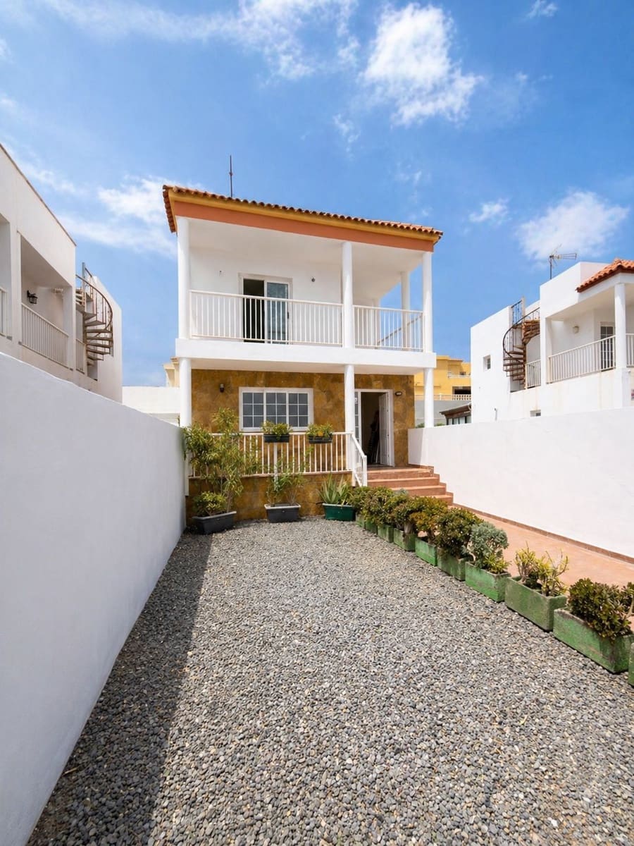 4 soveværelse Byhus til salg i Puerto del Rosario med garage - € 350.000 (Ref: 9807663)