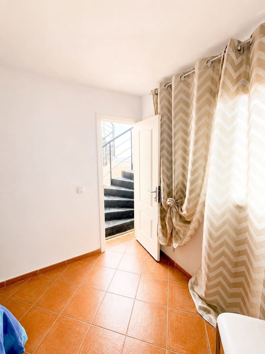 Casa de 2 habitaciones en Caleta de Fuste en venta con piscina garaje - 220.000 € (Ref: 9819912)