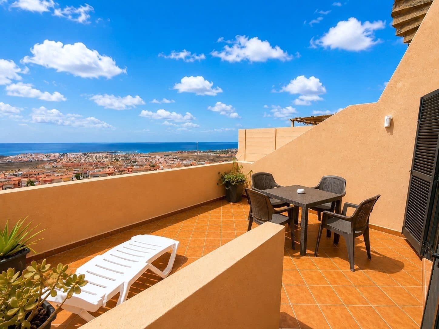 Casa de 2 habitaciones en Caleta de Fuste en venta con piscina garaje - 220.000 € (Ref: 9819912)