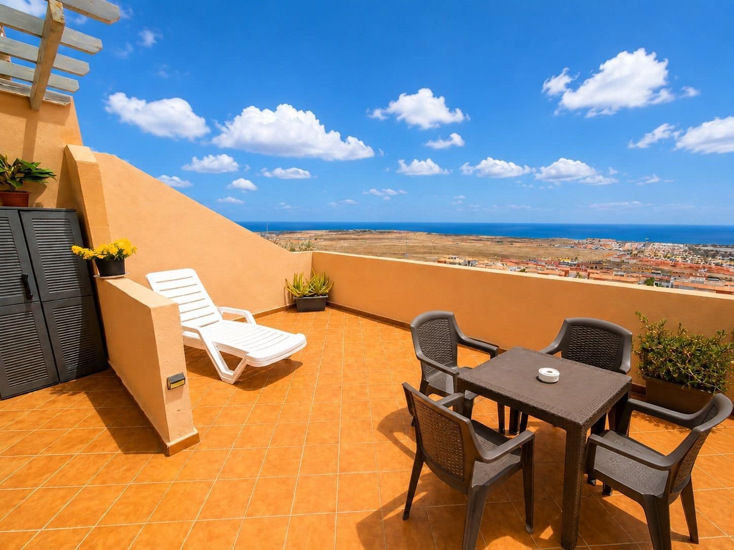 Casa de 2 habitaciones en Caleta de Fuste en venta con piscina garaje - 220.000 € (Ref: 9819912)