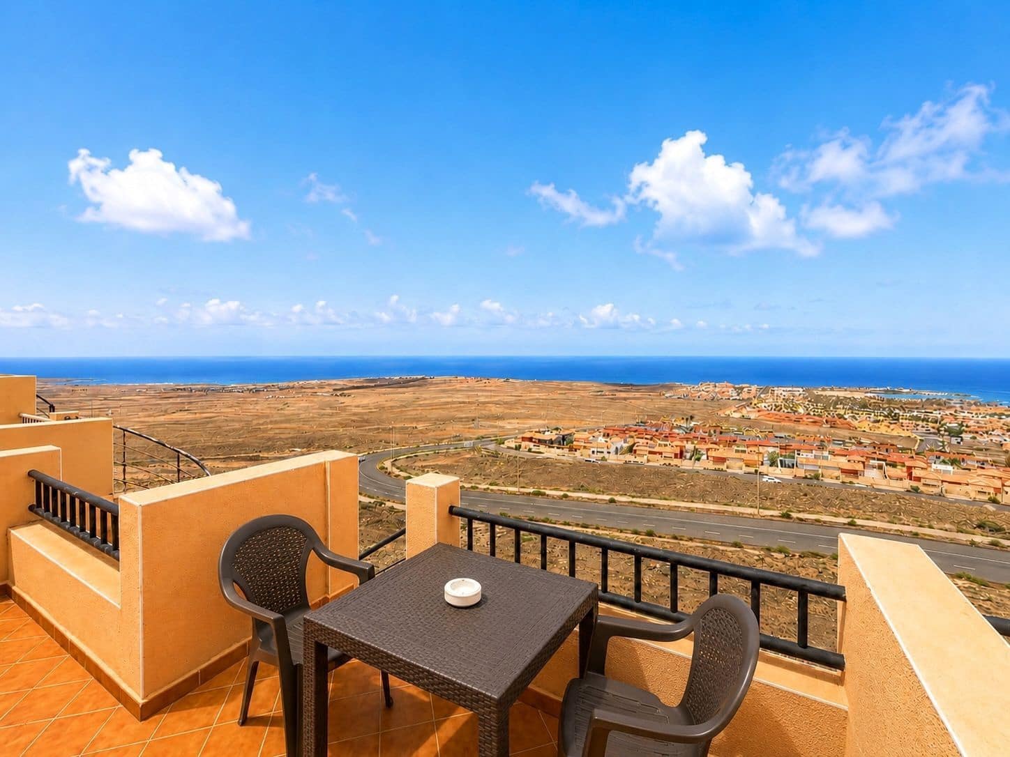 Casa de 2 habitaciones en Caleta de Fuste en venta con piscina garaje - 220.000 € (Ref: 9819912)