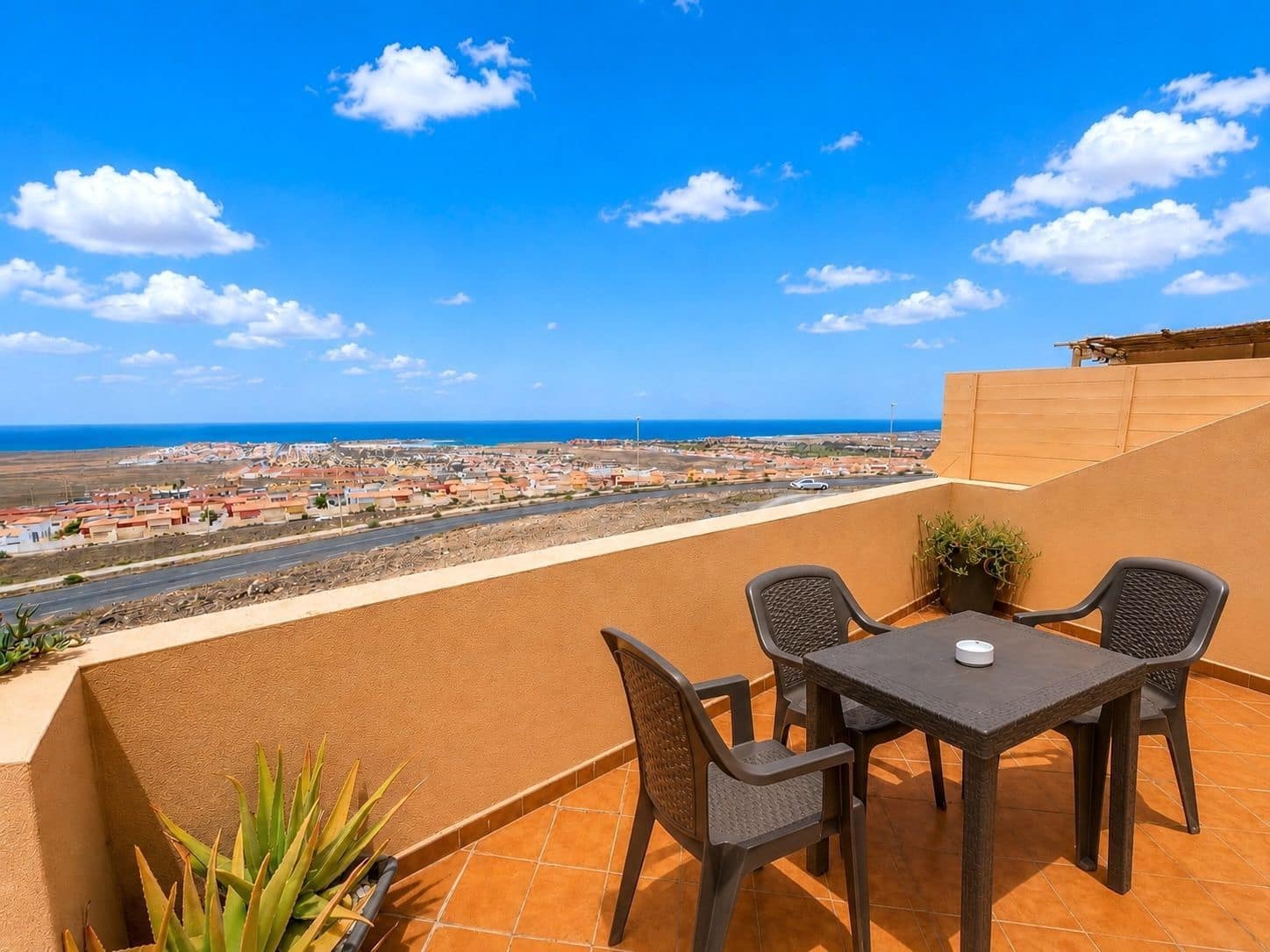 Casa de 2 habitaciones en Caleta de Fuste en venta con piscina garaje - 220.000 € (Ref: 9819912)