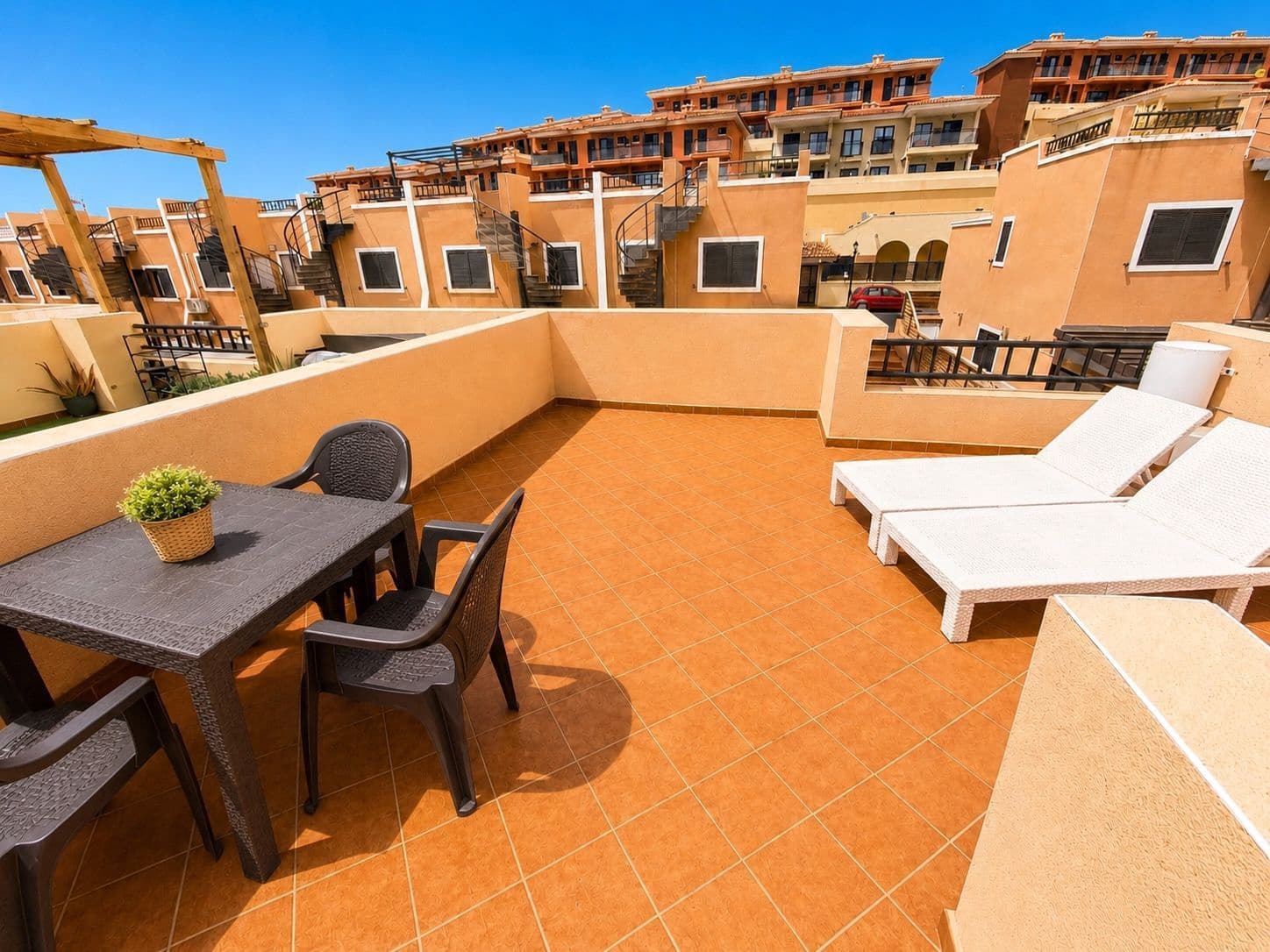 Casa de 2 habitaciones en Caleta de Fuste en venta con piscina garaje - 220.000 € (Ref: 9819912)