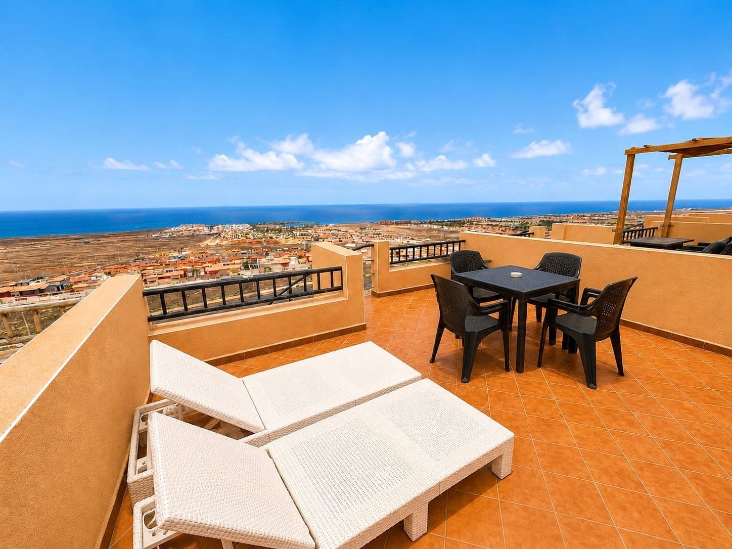 Casa de 2 habitaciones en Caleta de Fuste en venta con piscina garaje - 220.000 € (Ref: 9819912)