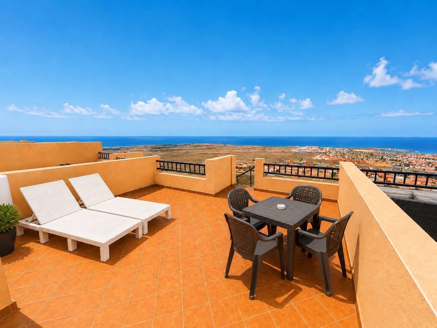Casa de 2 habitaciones en Caleta de Fuste en venta con piscina garaje - 220.000 € (Ref: 9819912)
