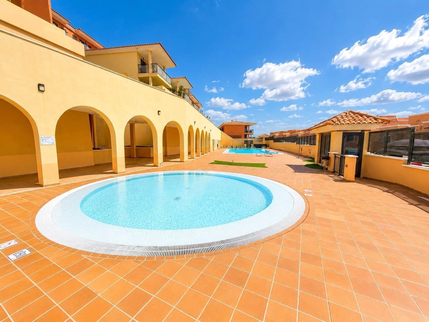 Casa de 2 habitaciones en Caleta de Fuste en venta con piscina garaje - 220.000 € (Ref: 9819912)