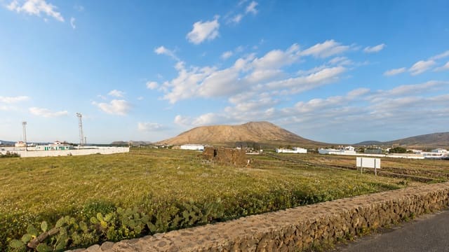 Grunde uden byggetilladelser til salg i Villaverde, La Oliva - € 1.500.000 (Ref: 9822016)