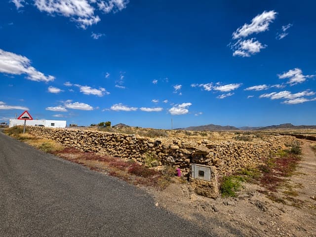 Grunde uden byggetilladelser til salg i Antigua - € 37.000 (Ref: 9844838)
