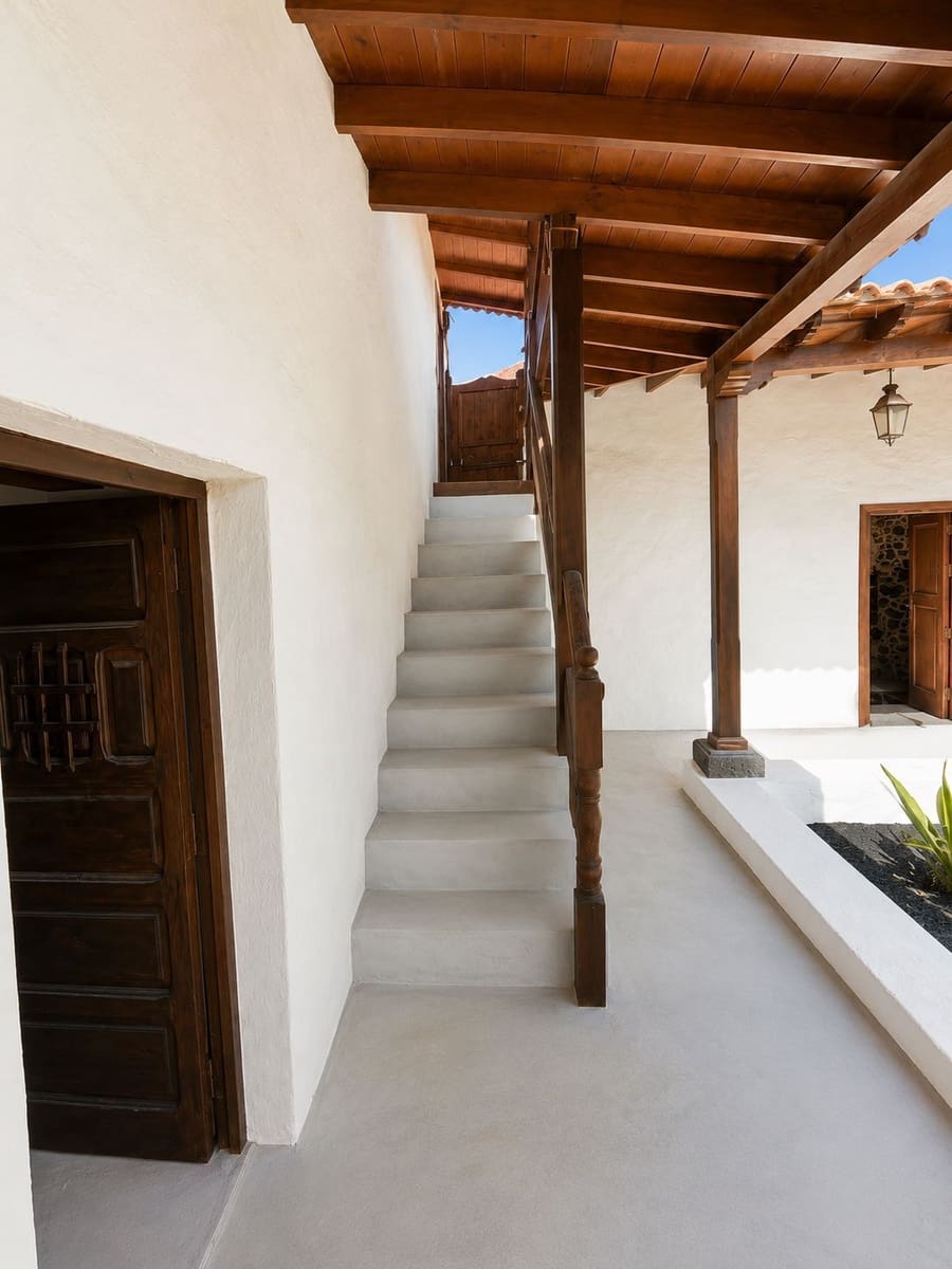 5 bedroom Townhouse for sale in Tetir with garage - € 980,000 (Ref: 9849005)
