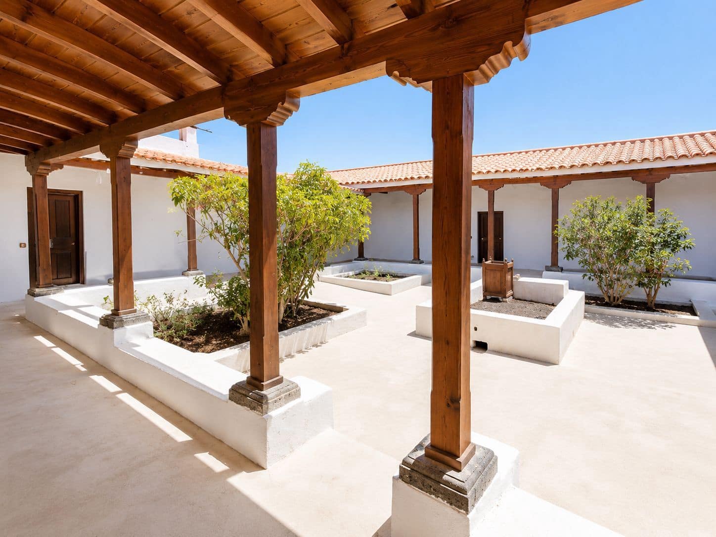 5 bedroom Townhouse for sale in Tetir with garage - € 980,000 (Ref: 9849005)