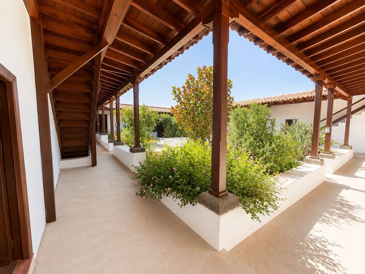 5 bedroom Townhouse for sale in Tetir with garage - € 980,000 (Ref: 9849005)