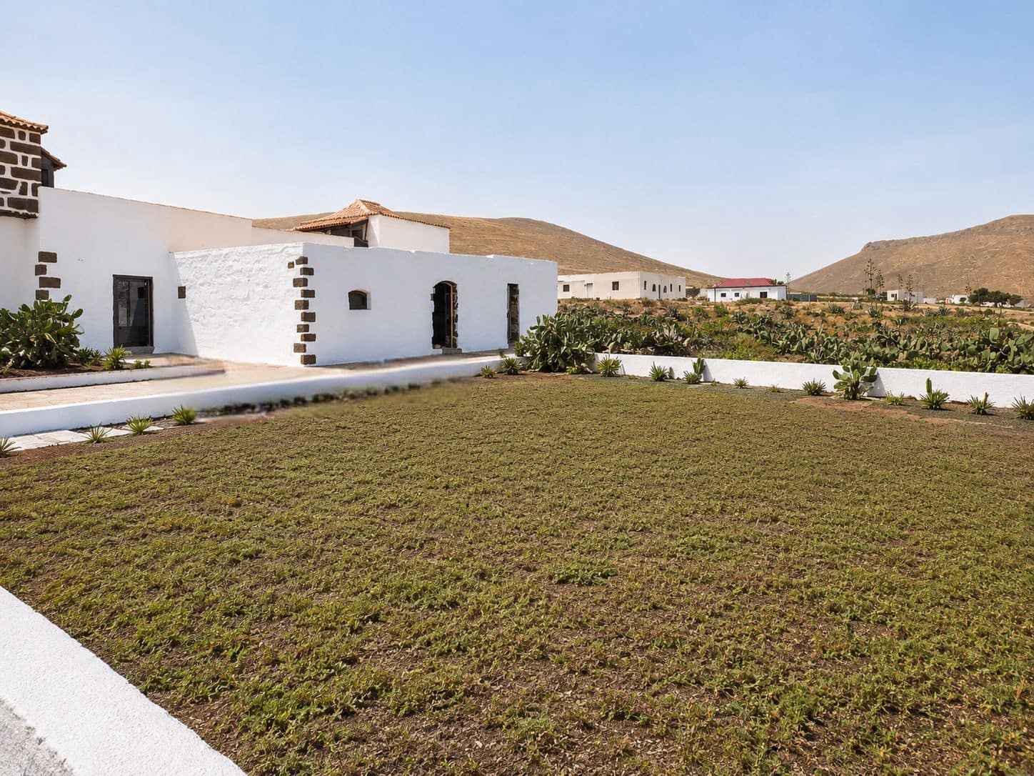 5 bedroom Townhouse for sale in Tetir with garage - € 980,000 (Ref: 9849005)