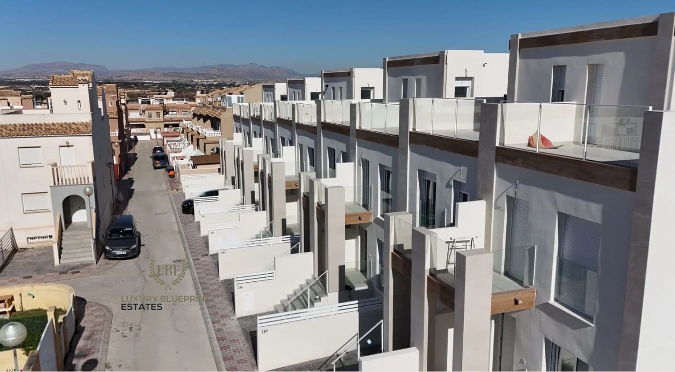 3 soverom Hus til salgs i Santa Pola med garasje - € 389 000 (Ref: 9534053)