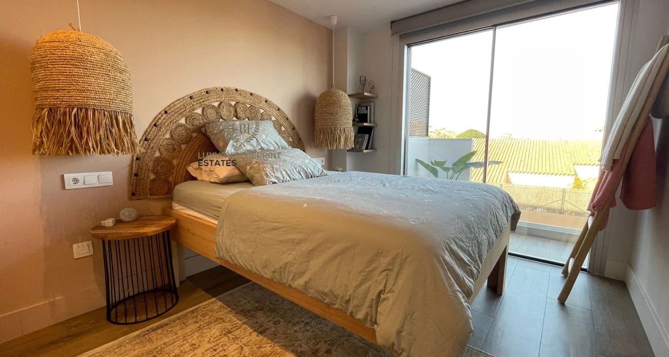 3 sypialnia Apartament na sprzedaż w Cala Flores z basenem garażem - 495 000 € (Ref: 9537357)