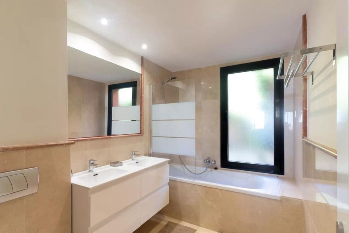 2 bedroom Apartment for sale in Calahonda with pool garage - € 447,500 (Ref: 9571777)