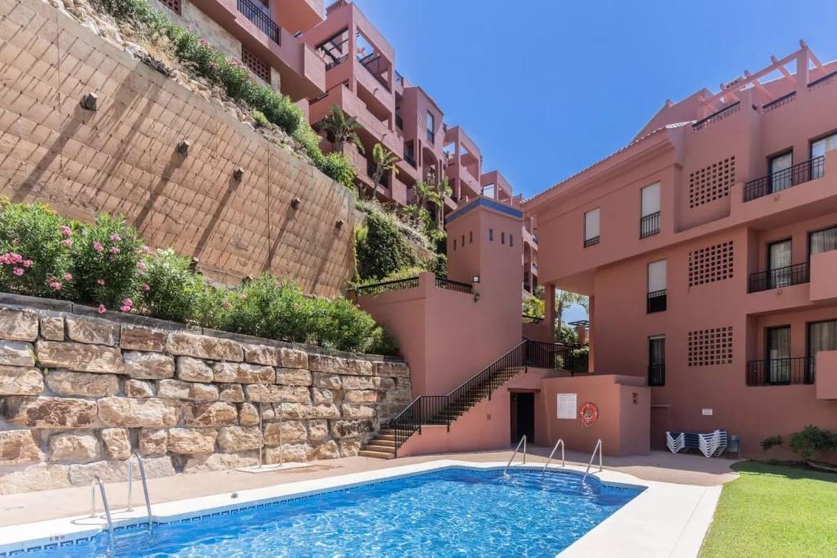 2 bedroom Apartment for sale in Calahonda with pool garage - € 447,500 (Ref: 9571777)
