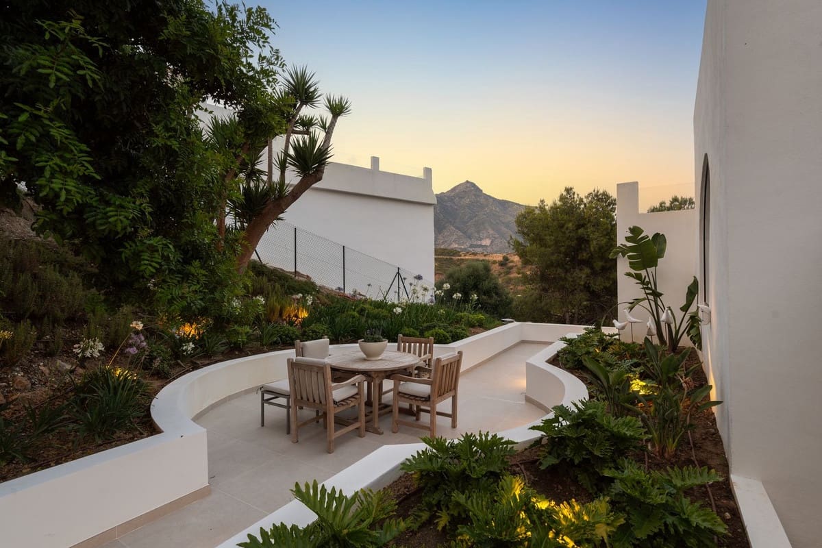 5 bedroom Villa for sale in Nueva Andalucia with pool garage - € 4,950,000 (Ref: 9571778)