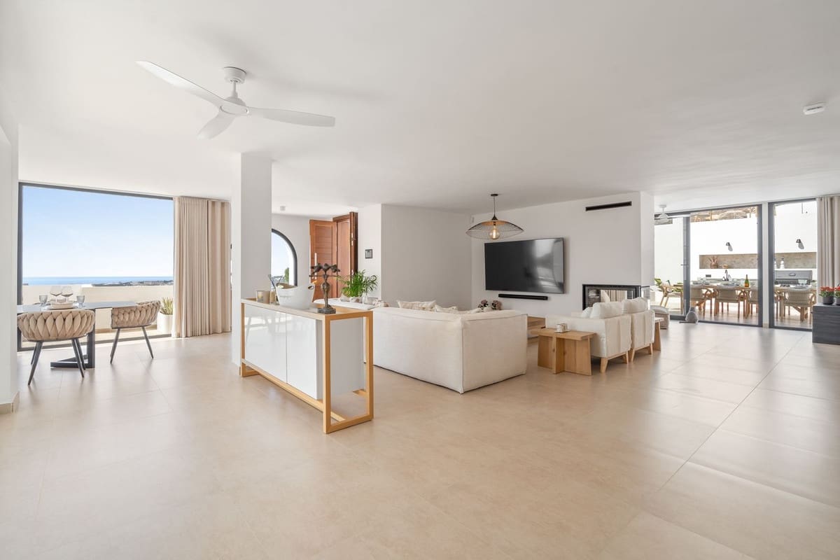 5 bedroom Villa for sale in Nueva Andalucia with pool garage - € 4,950,000 (Ref: 9571778)