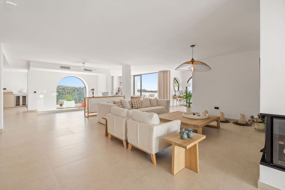 5 bedroom Villa for sale in Nueva Andalucia with pool garage - € 4,950,000 (Ref: 9571778)