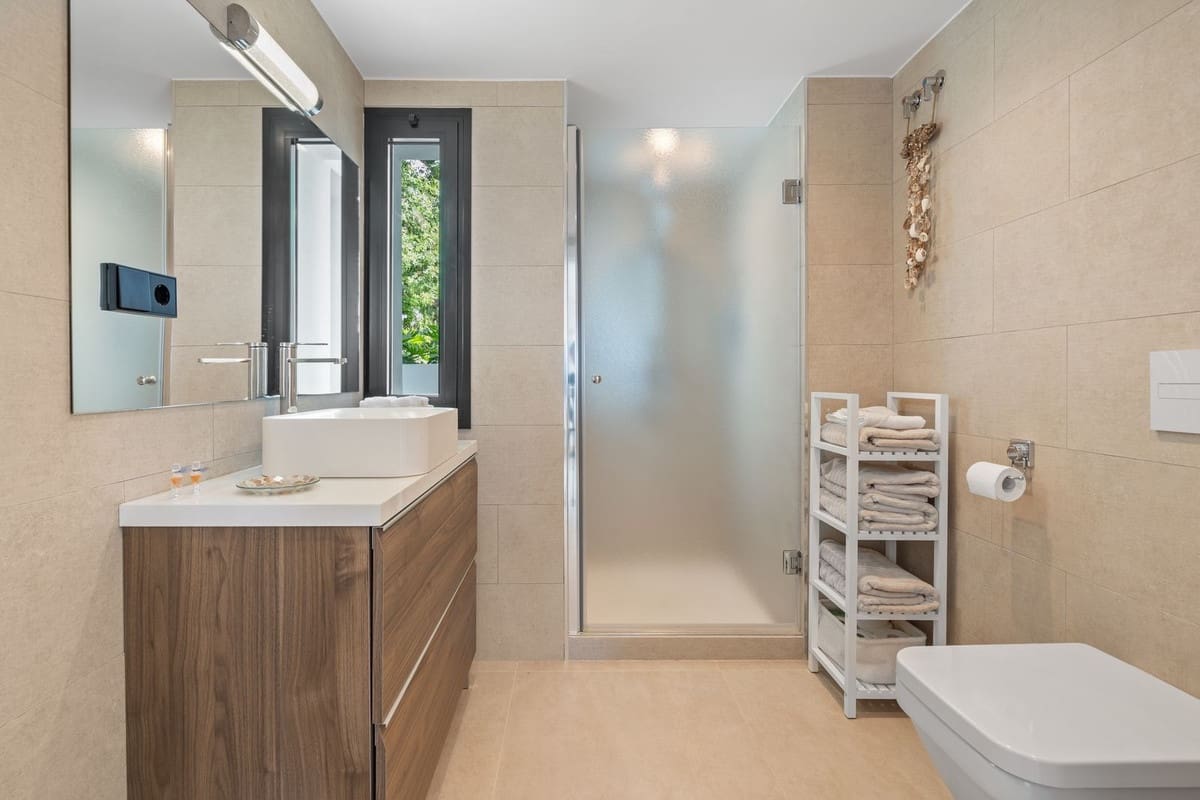 5 bedroom Villa for sale in Nueva Andalucia with pool garage - € 4,950,000 (Ref: 9571778)