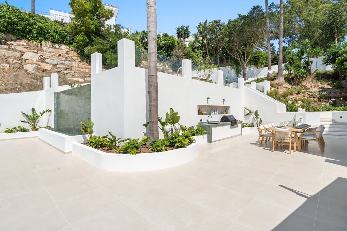 5 bedroom Villa for sale in Nueva Andalucia with pool garage - € 4,950,000 (Ref: 9571778)