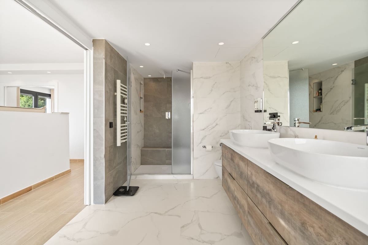 5 bedroom Villa for sale in Nueva Andalucia with pool garage - € 4,950,000 (Ref: 9571778)