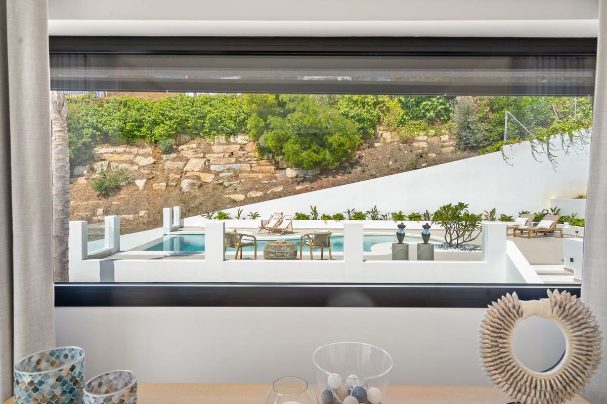 5 bedroom Villa for sale in Nueva Andalucia with pool garage - € 4,950,000 (Ref: 9571778)